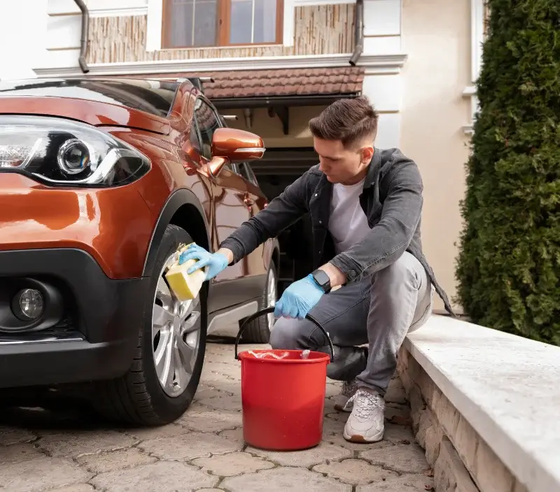 Lavage auto à domicile Monistrol-d'Allier : professionnel intervenant sur un véhicule